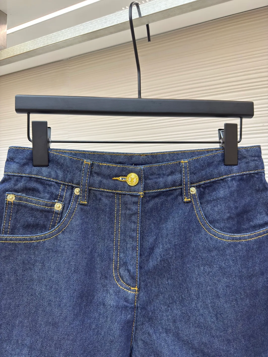 LOUIS VUITTON Dark blue logo cuffed denim shorts [Women's clothing] ●Authentic product: Purchased and developed by 13042 ●Item number: 1680061-A45 ●Material: Denim denim fabric ●Technology: Made on positioning cutting machine ●Version: fitted version ●Weight: about 385 grams ●Size: 34-36-38 ●Description: This mini shorts is cut with seasonal deep-washed denim to create a neat straight fit. Contrasting topstitching outlines the classic structural lines, and the cuffed trousers reveal the Monogram printed lining, upgrading your daily look. The overall wiring is straight and delicate, the fabric is comfortable and soft, and the color is consistent without color difference. It can be matched with the same style to create a fashionable look and control various occasions. Customized accessories, complete with three standards, same style for men and women!